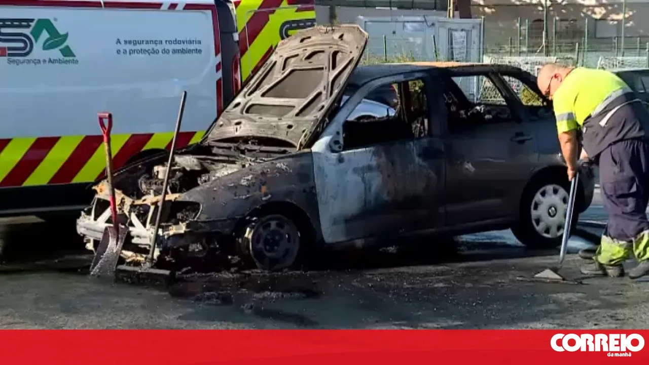 Cars destroyed by flames in Cascais car park