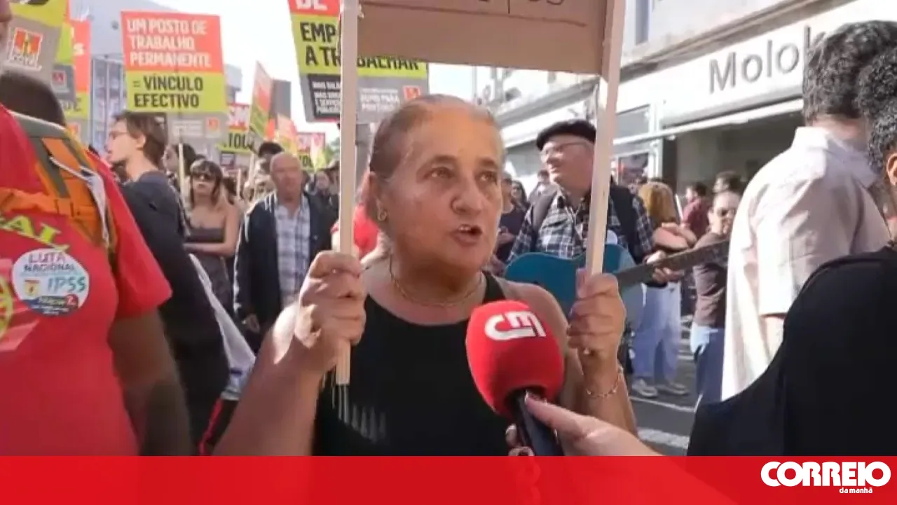 "I have children paying 900 euros": woman holds up sign at housing rights protest in Porto