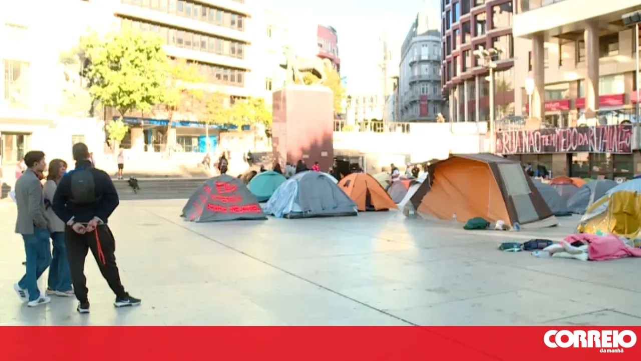 Hundreds of people continue to fill Praça D. João I in Porto to protest against the cost of living and housing crisis