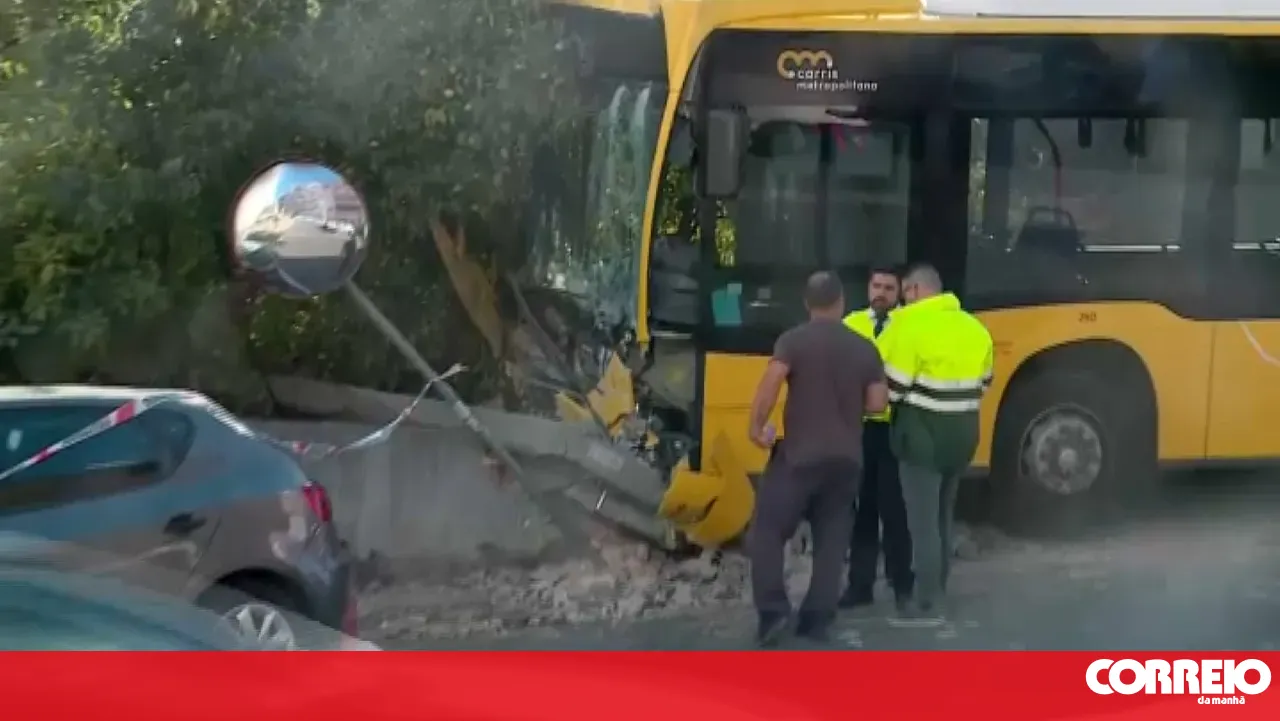 Bus without brakes skids and hits several cars in Alverca. Driver injured