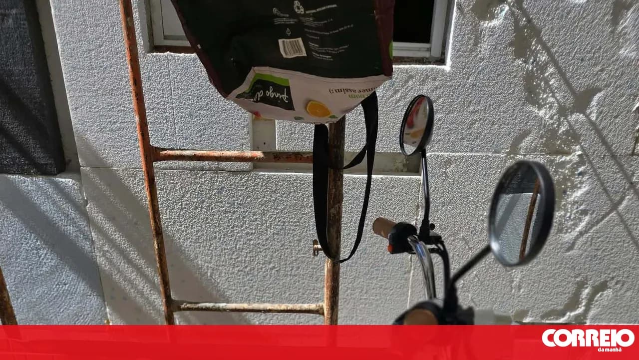 Youths filmed stealing electric motorbike in Santarém