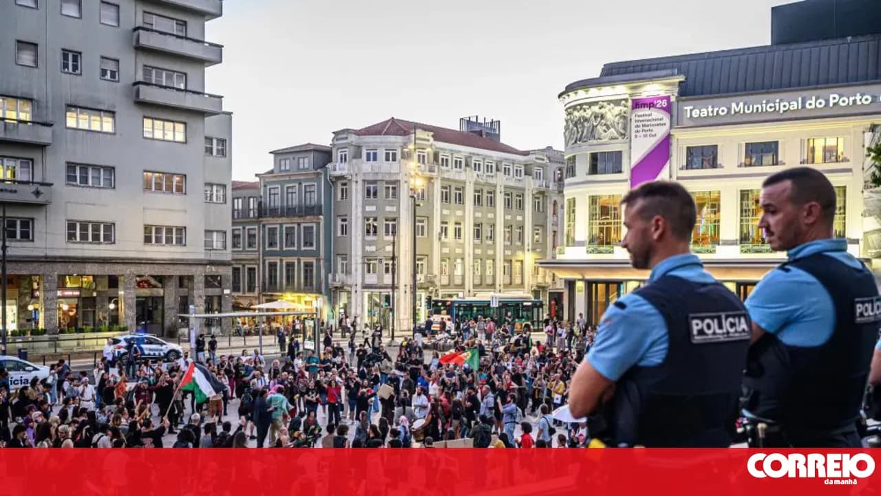 Hundreds of people gathered in Porto for a protest against housing costs
