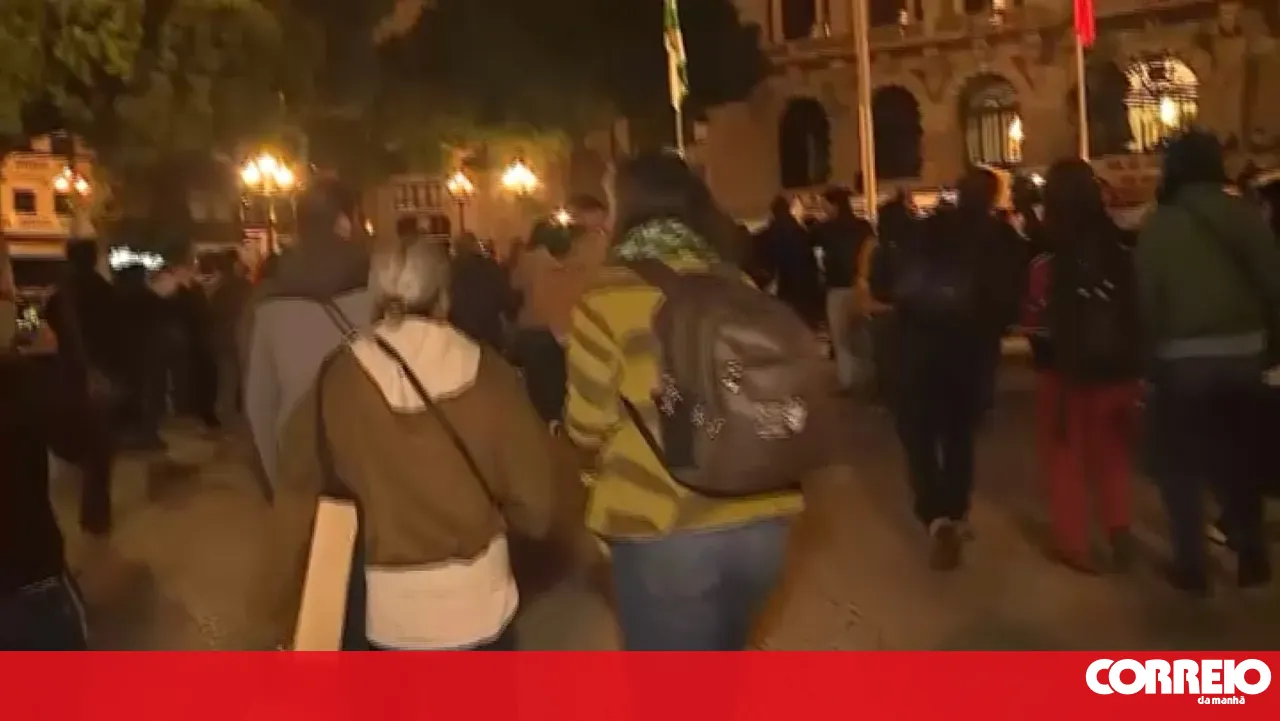 Protesters walk towards Porto City Hall
