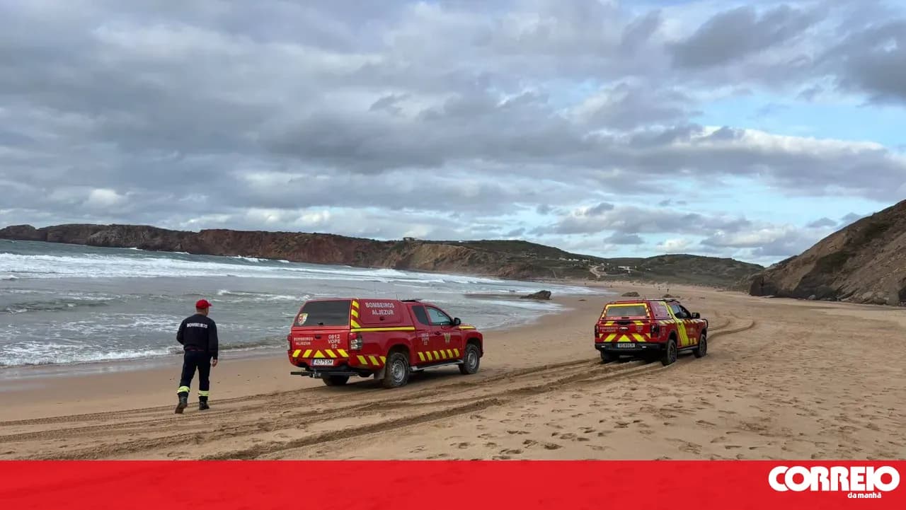Tourist suffers serious injuries after falling from a cliff in Aljezur