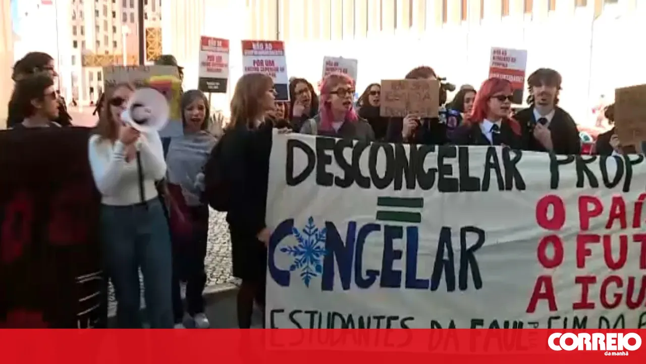 More than a hundred students gather in Lisbon against the unfreezing of tuition fees