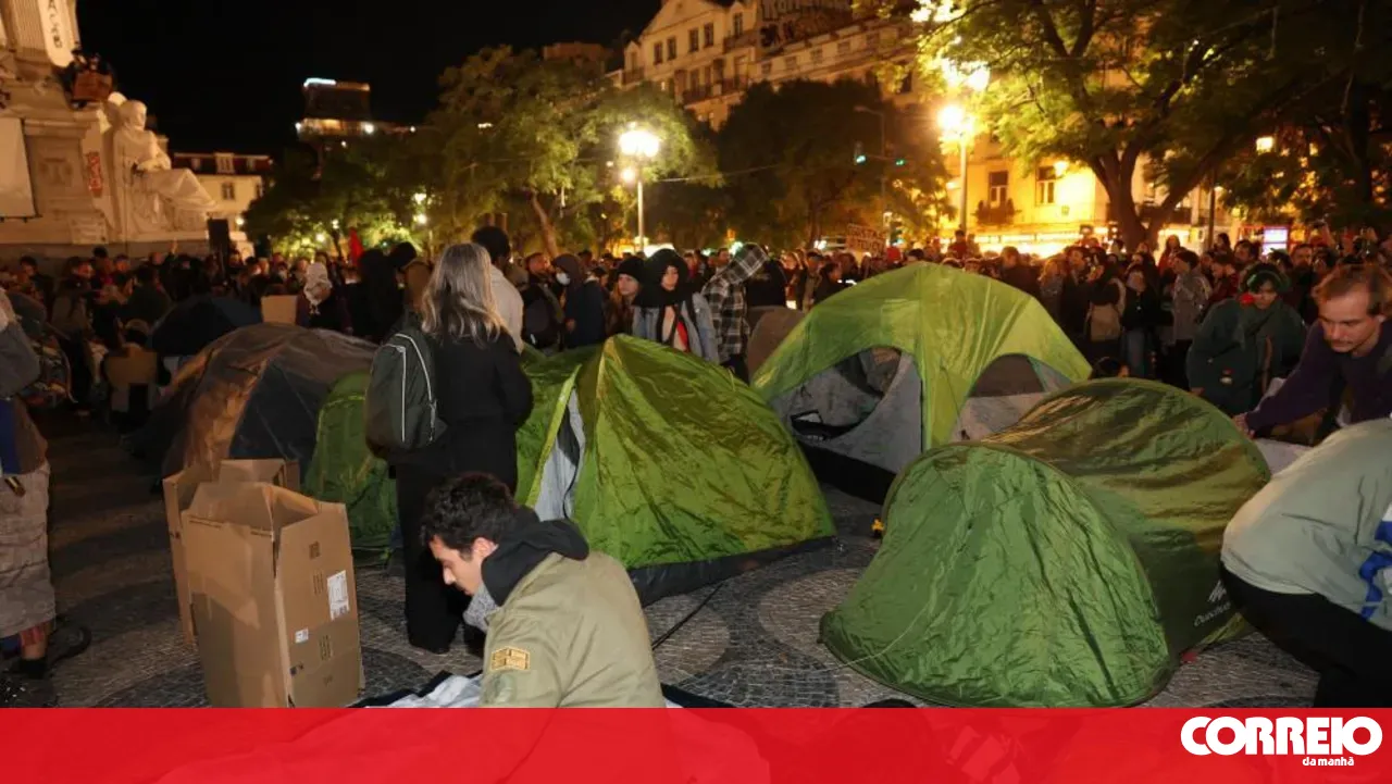 More than 300 protesters decided to sleep in the open after dismantling tents at Rossio
