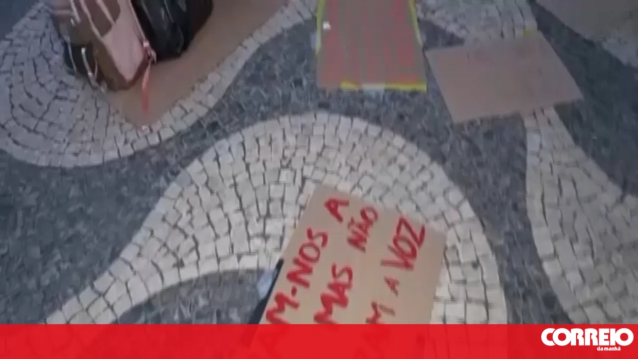 Rossio protesters seek to decide how to respond to police action