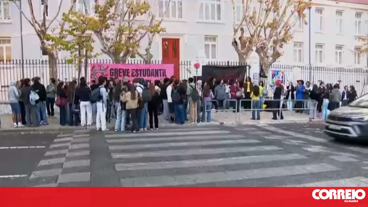 Students blockade secondary schools in Lisbon to demand changes to education and the climate