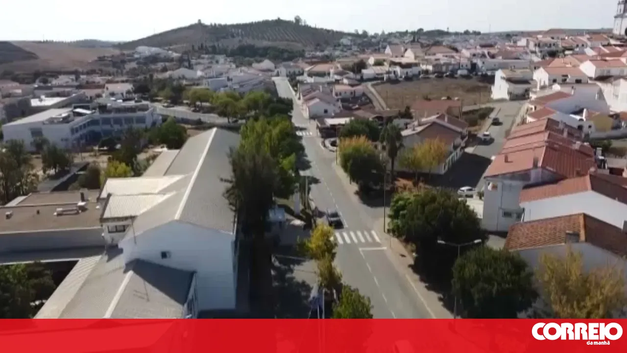 Couple on trial for murdering elderly man and throwing body into a well in Aljustrel