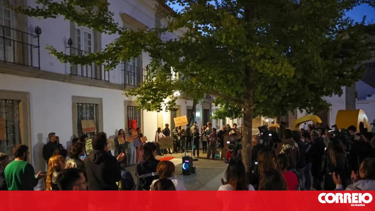 Nearly 100 people protest again in Évora for housing