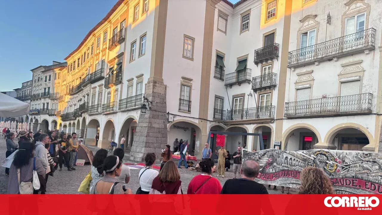 Housing protest in Évora brings together around 50 people and attracts tourists' attention