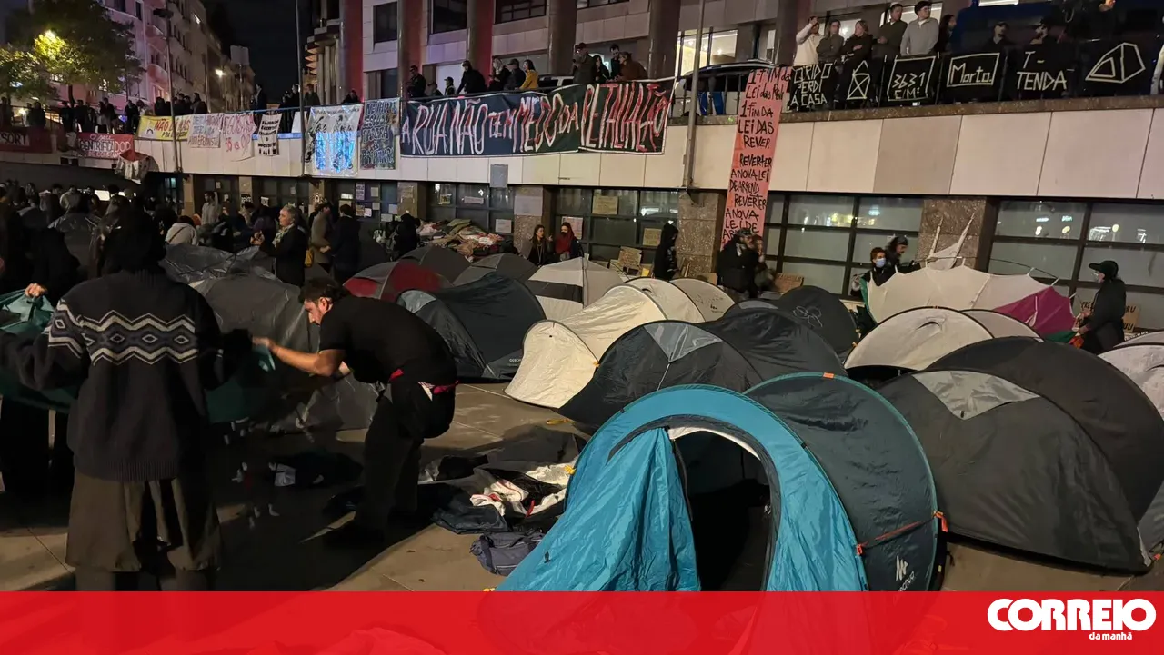 D. João I Square in Porto wakes up empty after police intervention dismantles encampment