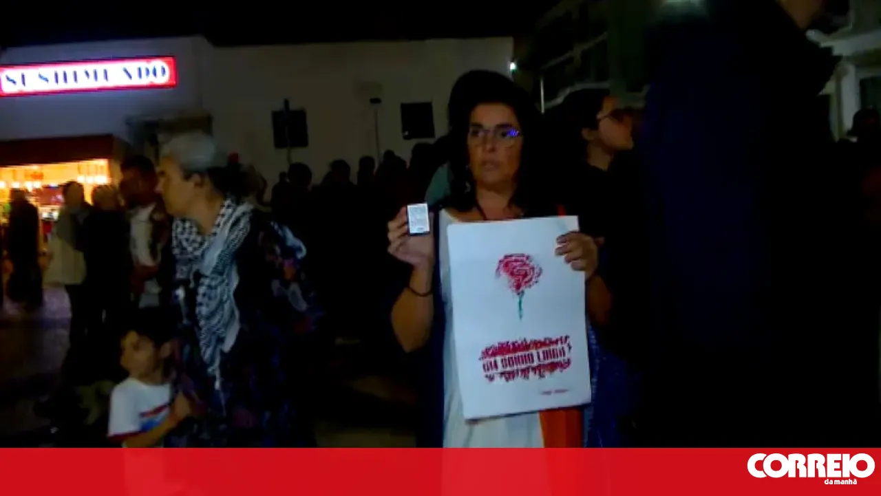 Hundreds of people gather in Faro in response to police charges during housing protests