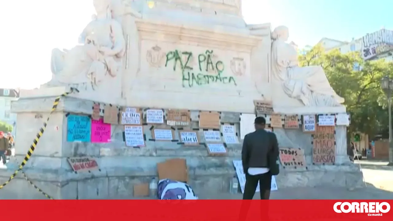 Protesters did not sleep last night in Rossio Square in Lisbon