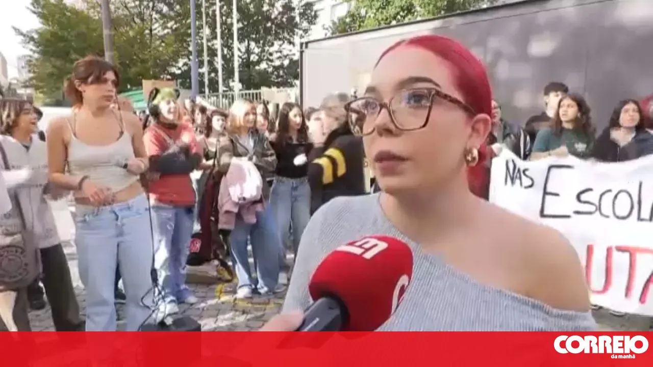 Students protest at the Soares dos Reis Artistic School in Porto and block classes