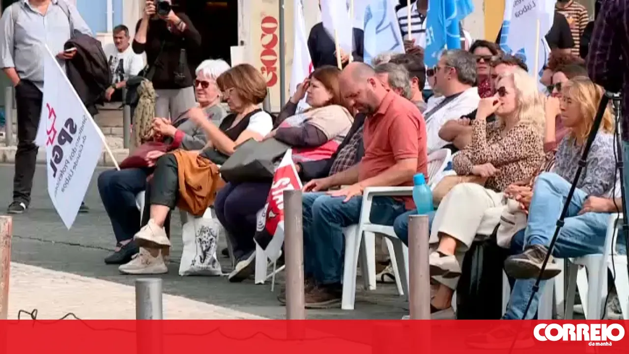 More than 100 trade unionists protest against the 2027 State Budget in front of the Assembly of the Republic