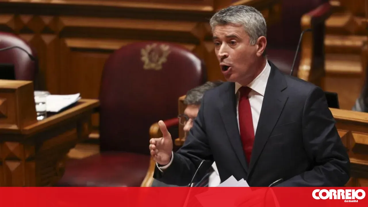 Carneiro accuses PSD and CDS of mistreating, disregarding and attacking PS in the OE2027 debate
