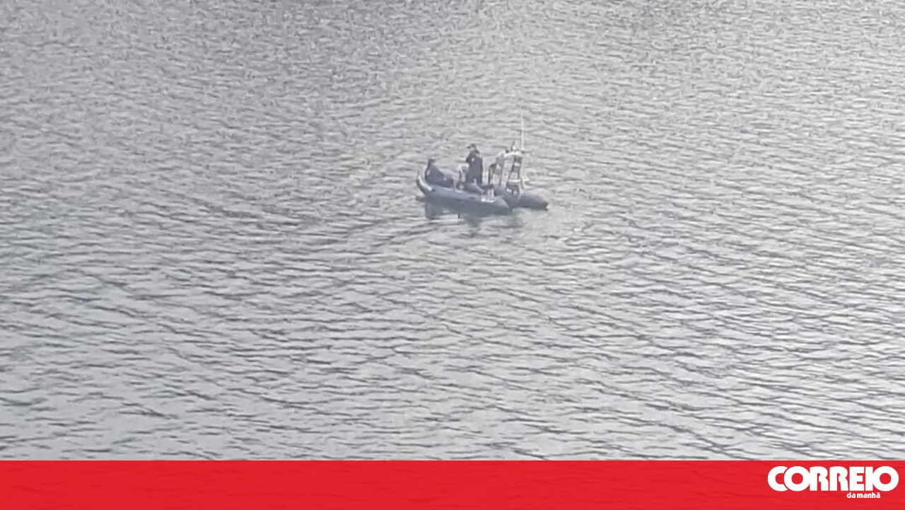 One dead after car swerves and falls into the Douro River in Penafiel
