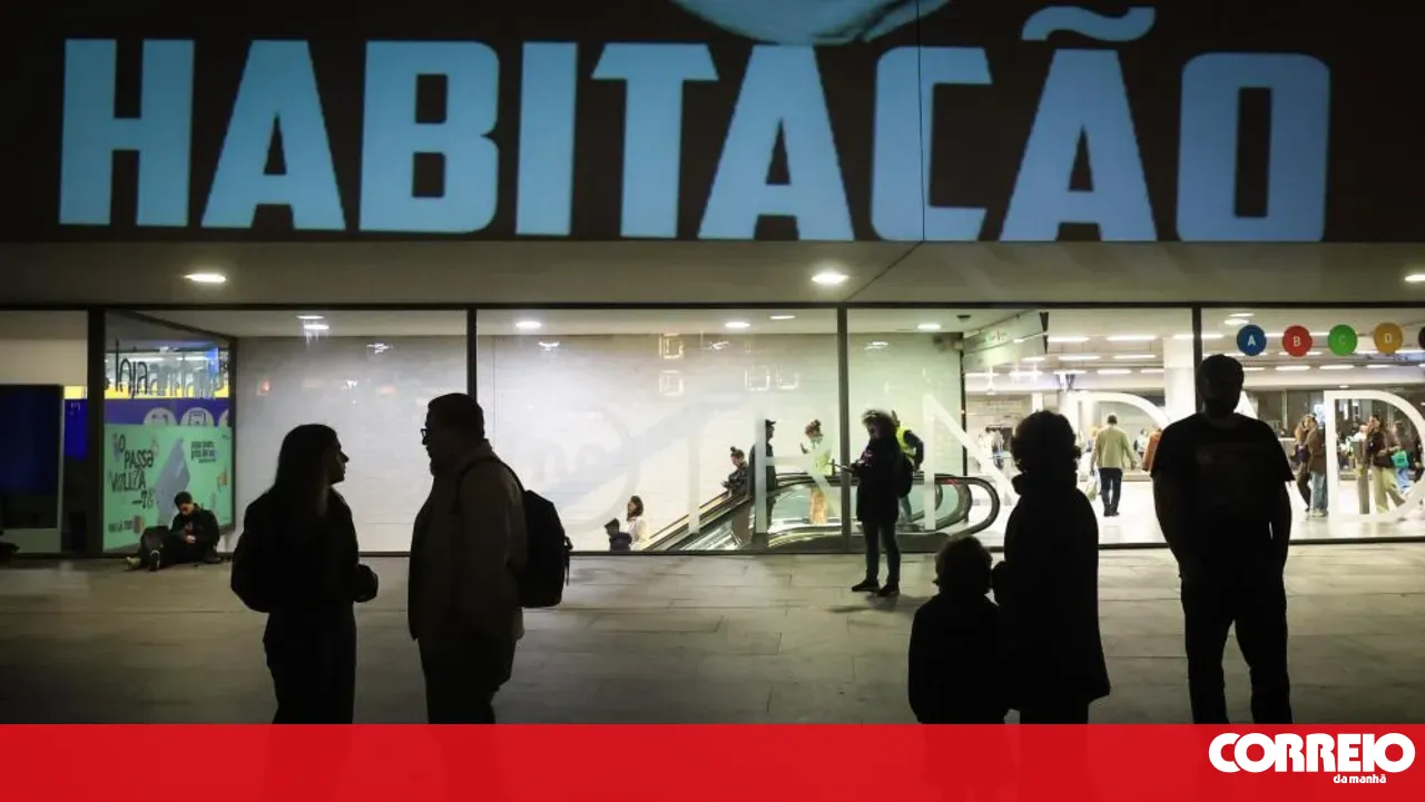 More than 300 people returned to Praça D. João I in Porto tonight