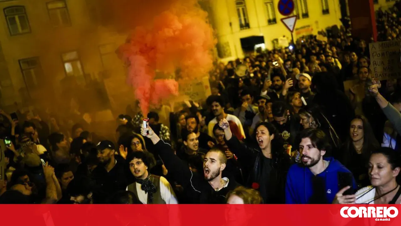 Protesters in front of Parliament call for a general strike