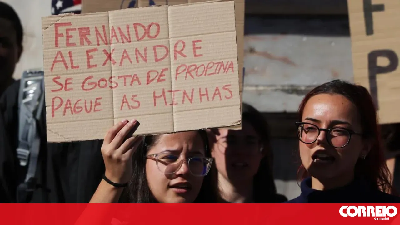 University of Évora students protest against tuition fee hike plan