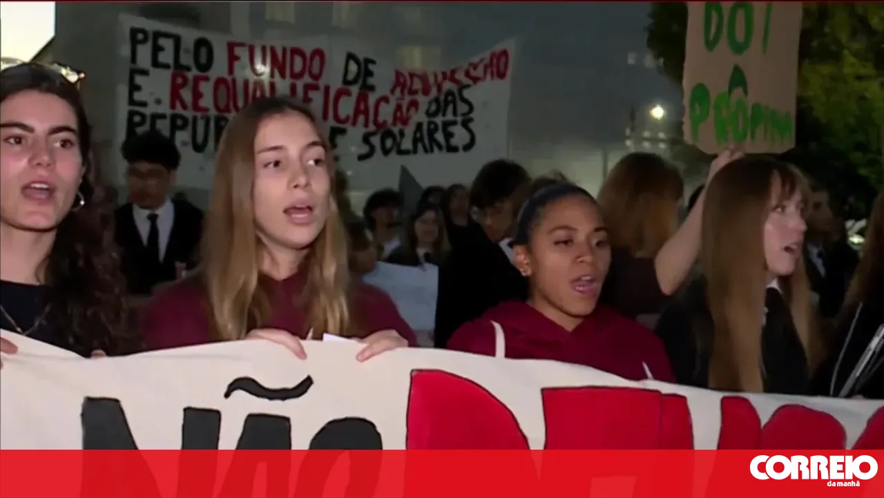 More than 200 students protested in Coimbra against tuition fee hikes and housing costs