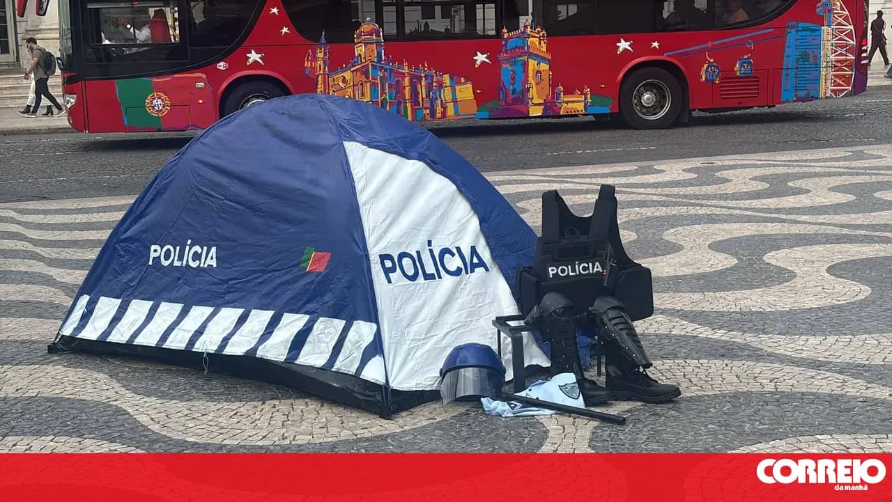 "Let he who wants to fuel violence cast the first stone": Bordalo II places 'Police' tent in Rossio square