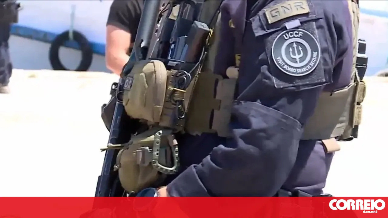 Eight men suspected of supporting drug trafficking arrested by the GNR at Coelha beach, in Albufeira