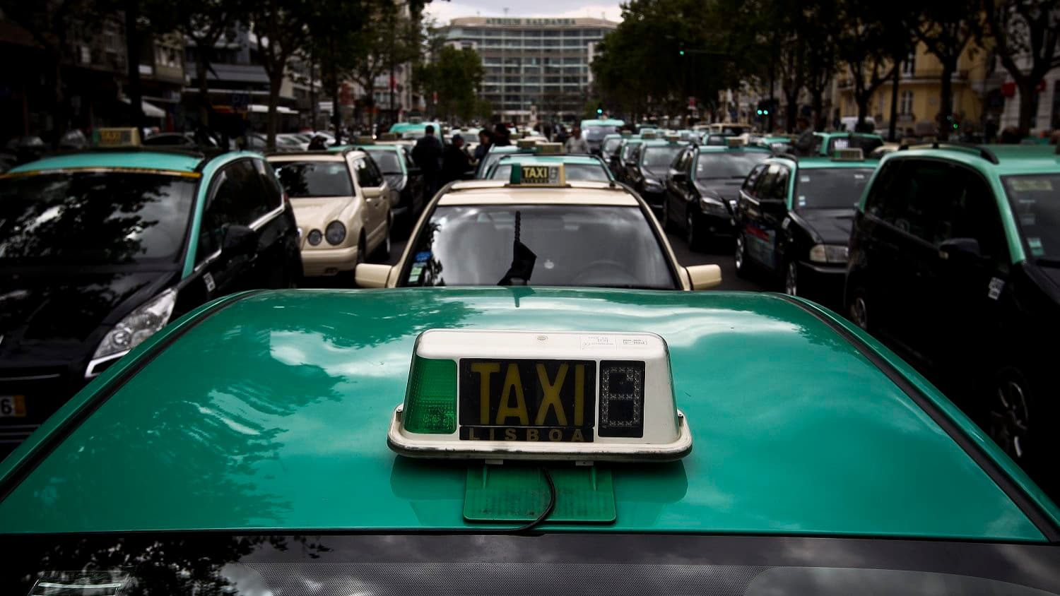 Taxi federations oppose new rules for Uber and Bolt in Lisbon. "You cannot create stops for ride-hailing services"