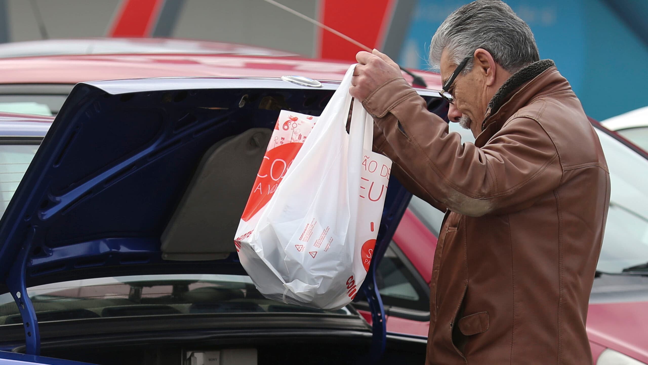 Environmental tax did not curb the use of plastic bags