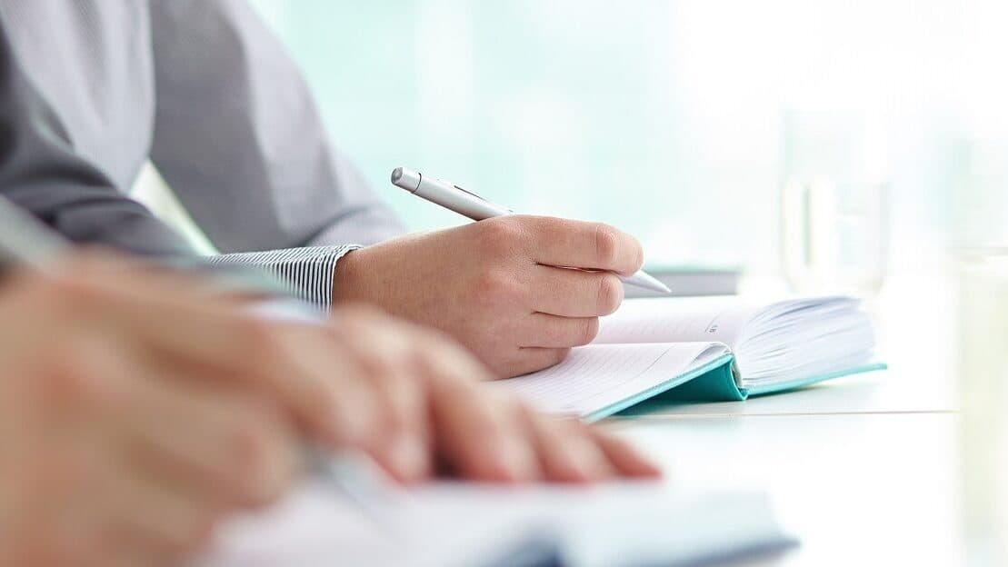 APS offers courses on IFRS, AI, and Salary Transparency