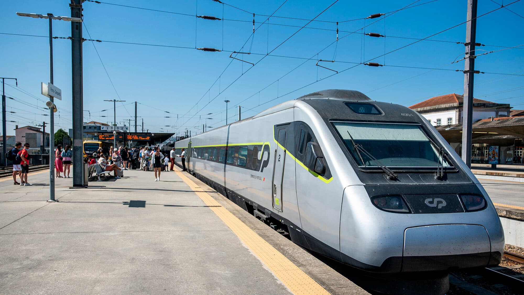 CP tests Elon Musk's Starlink to improve internet on Alfa Pendular trains