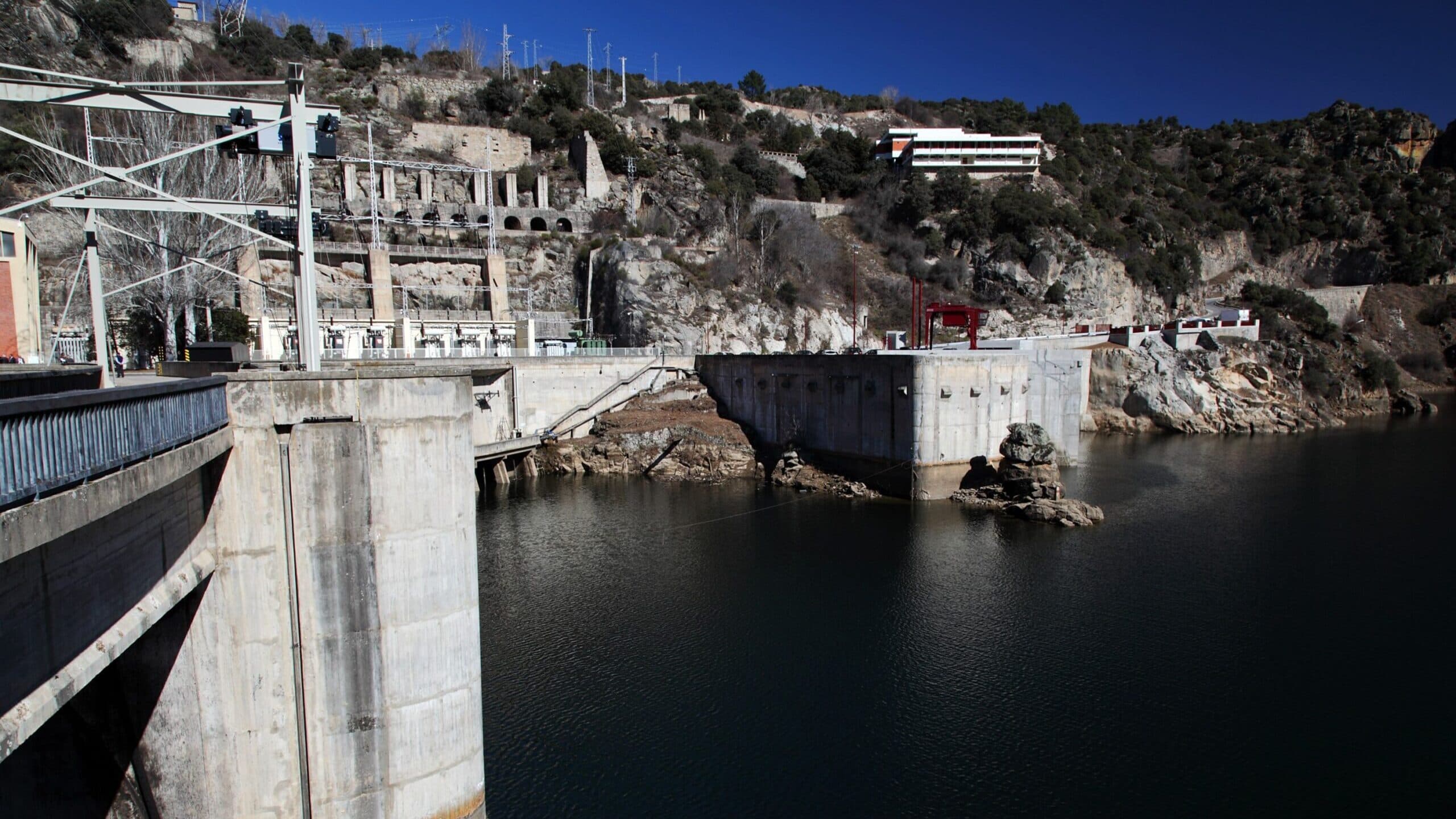Finance Ministry threatens coercive collection of EDP dam taxes