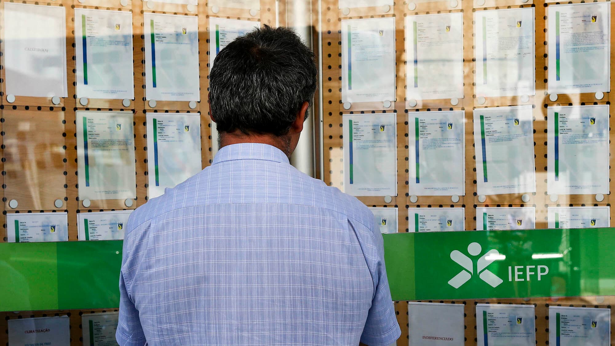 Unemployed registered with the IEFP fall again in March