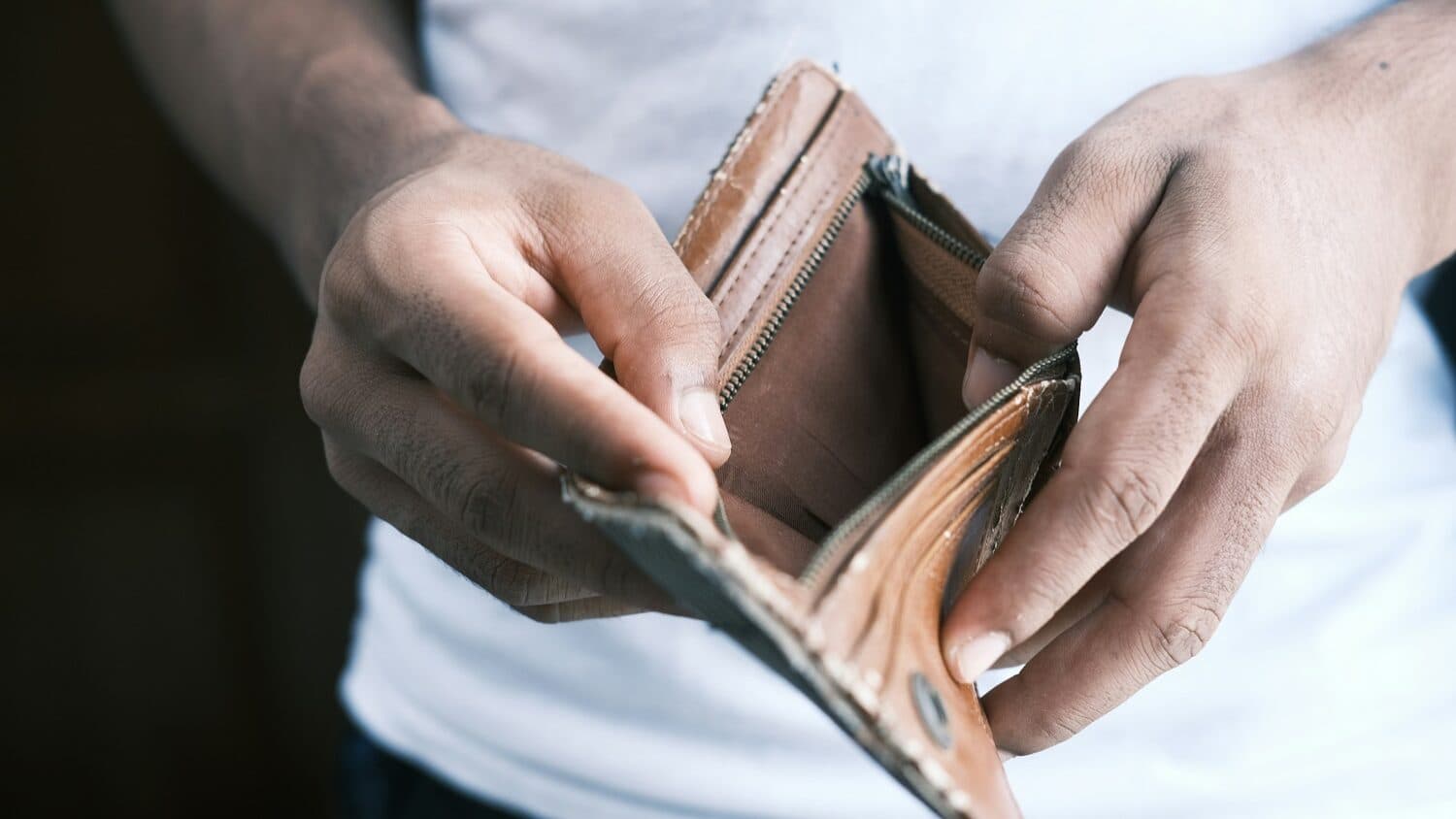 Median monthly income remains below 1,000 euros