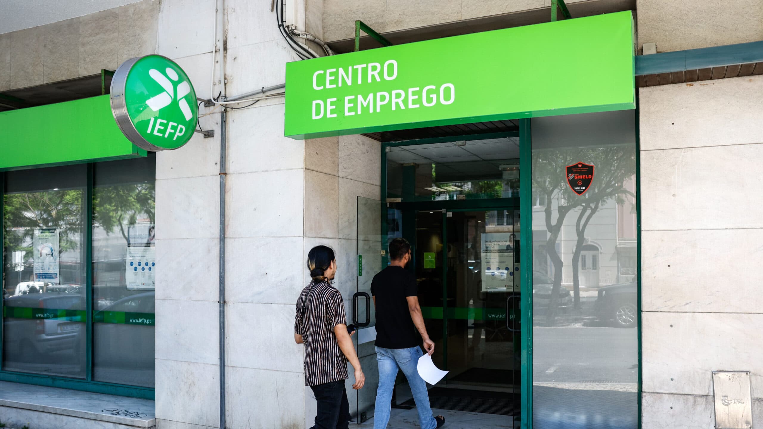 Unemployment rises slightly in February to 5.8%