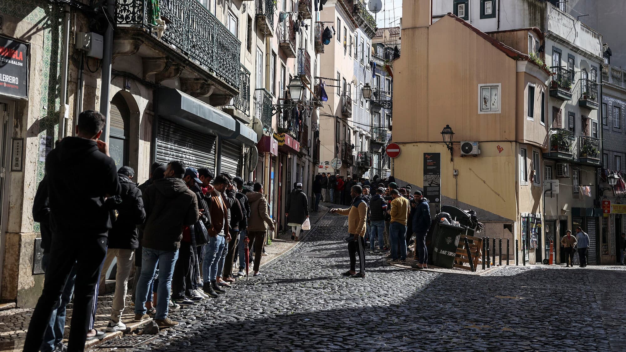 Immigrant workers are nine years younger than Portuguese workers