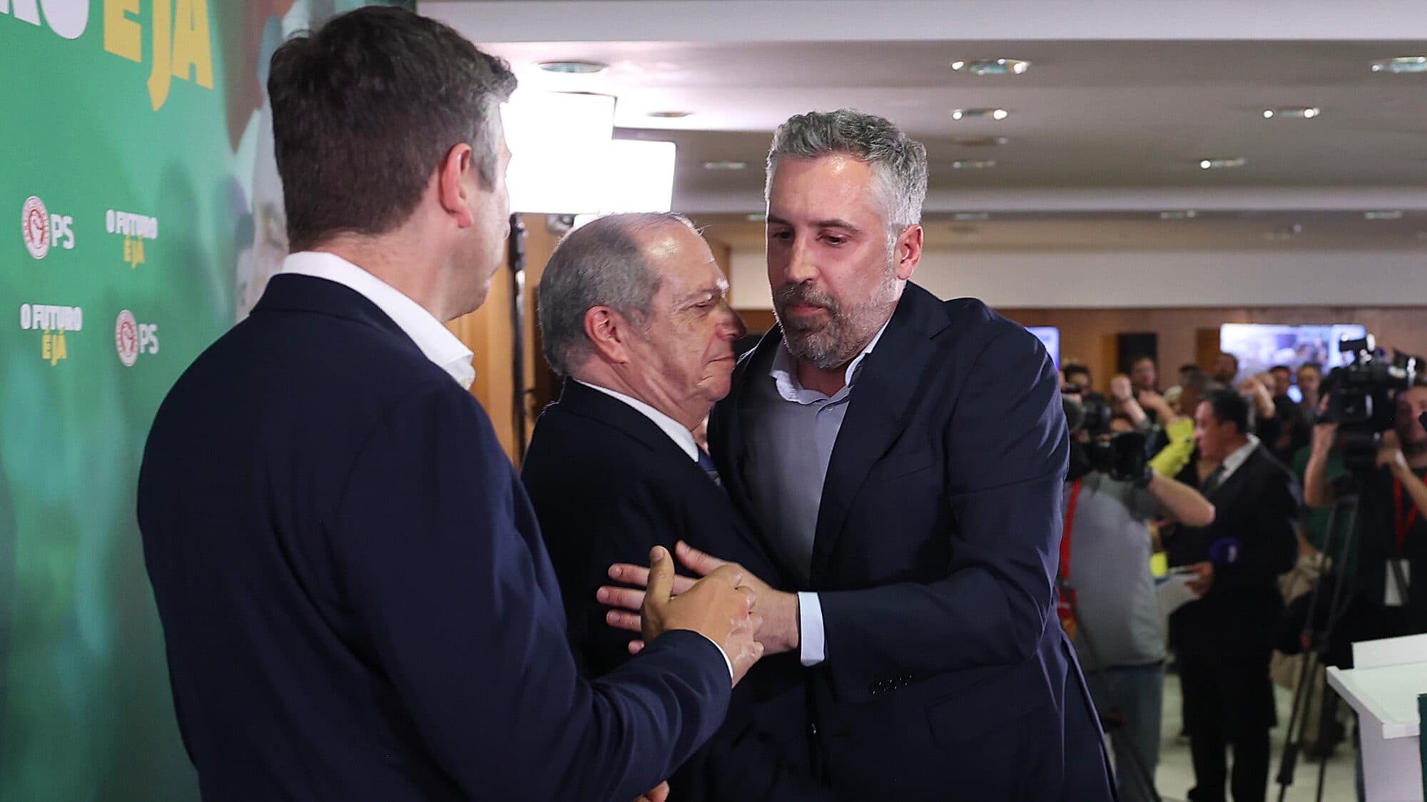 Carlos César re-elected president of the PS. Honorary Committee with Pedro Nuno receives higher vote count