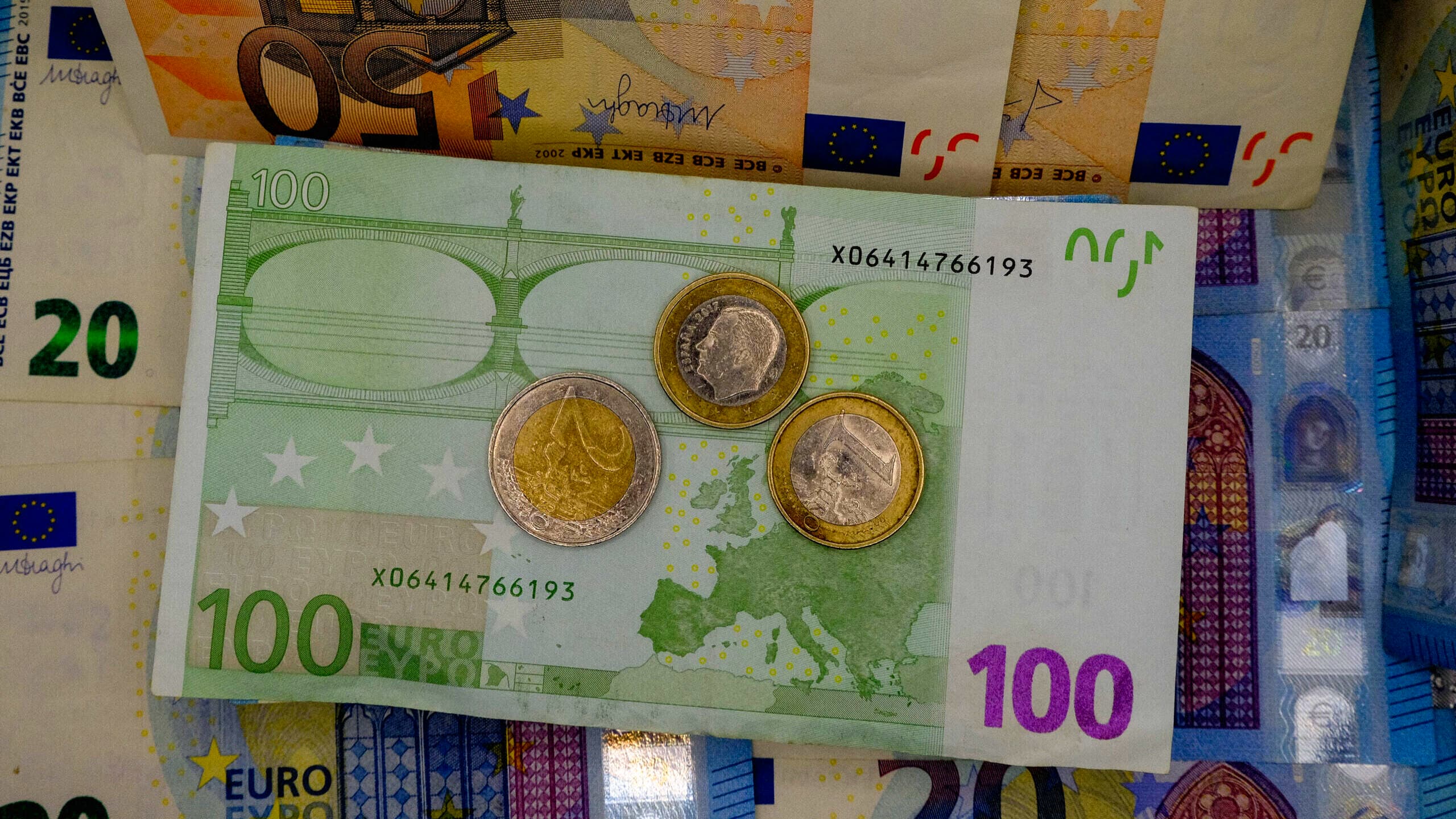 Savings Certificate Interest Rate Remains Capped at 2.5 Percent