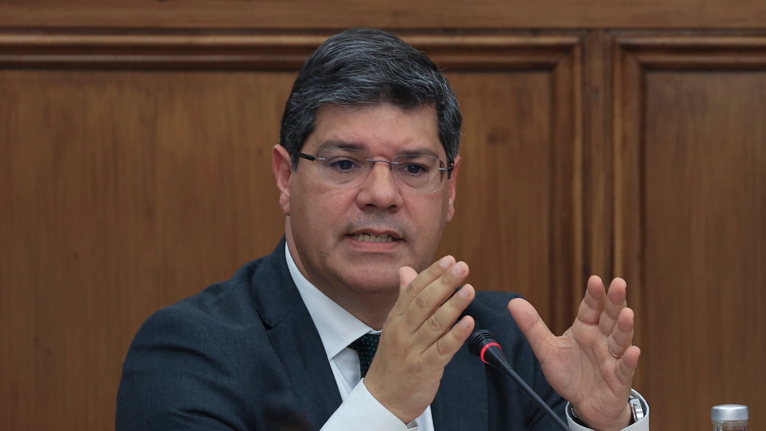 PS demands urgent government explanation in parliament regarding changes to the Contribution Code