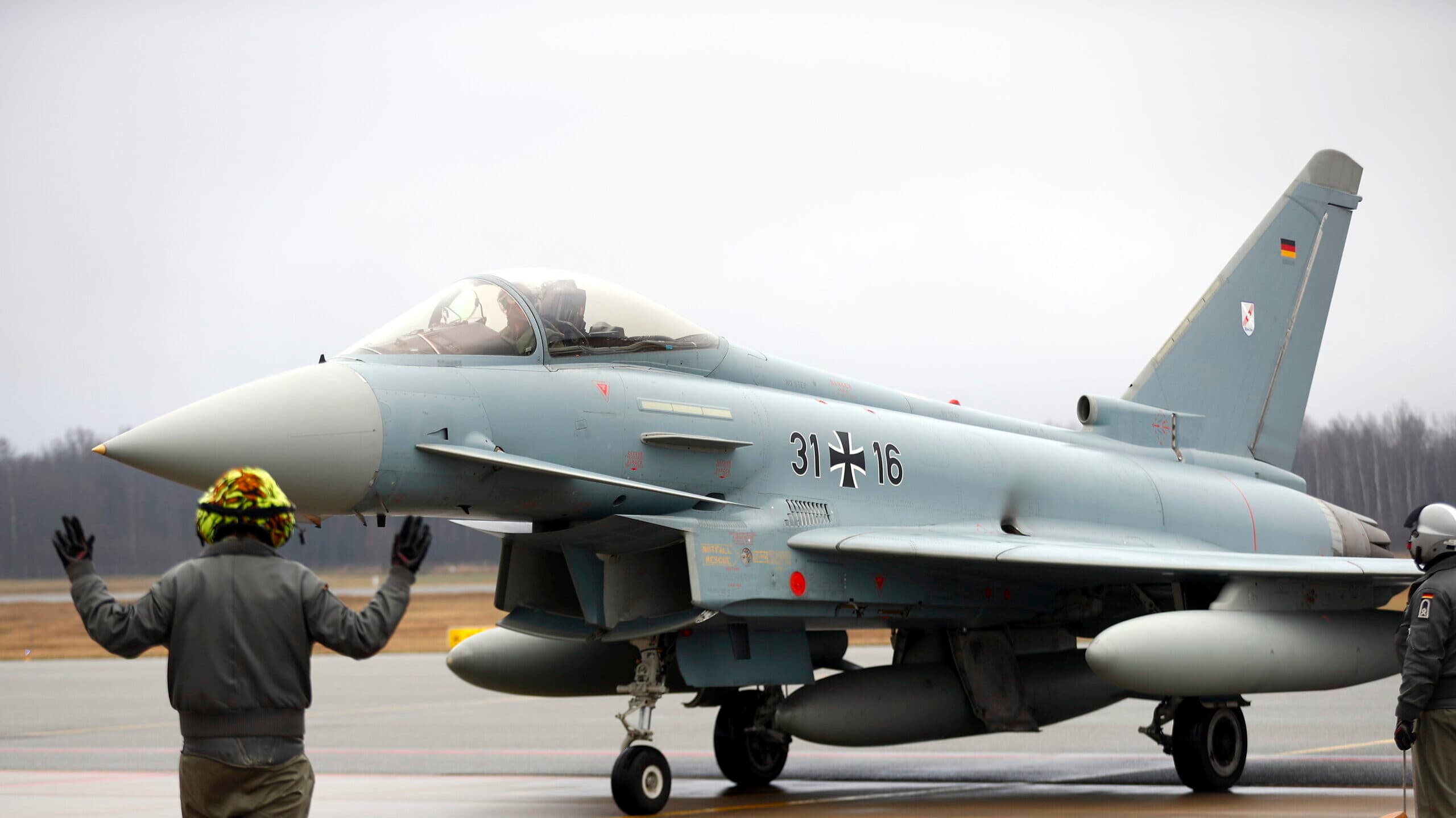 Aiming at fighter jets, Eurofighter meets with national companies