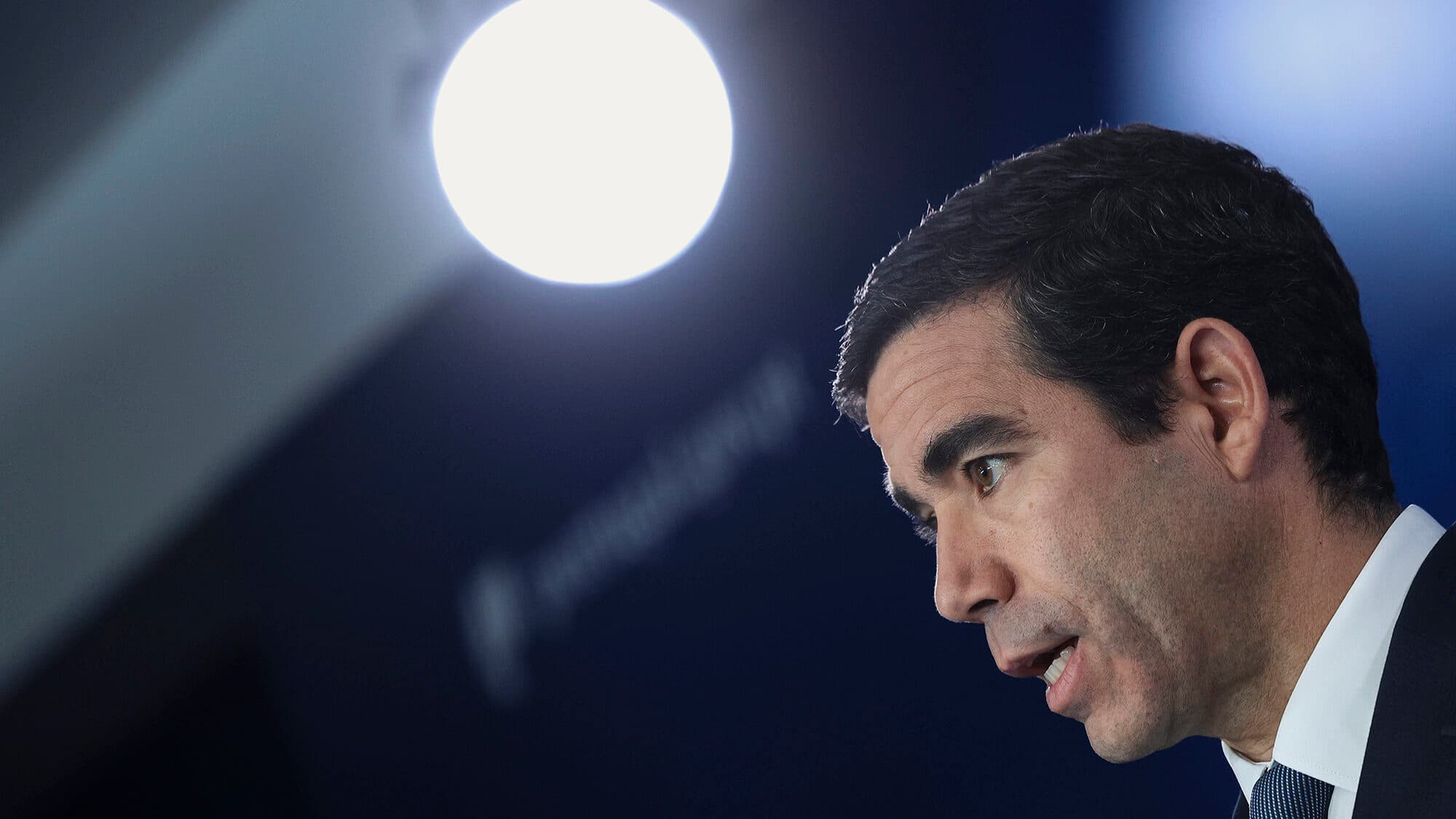 Government approves measures to remove illegal immigrants. Detention period extended and expulsion criteria relaxed