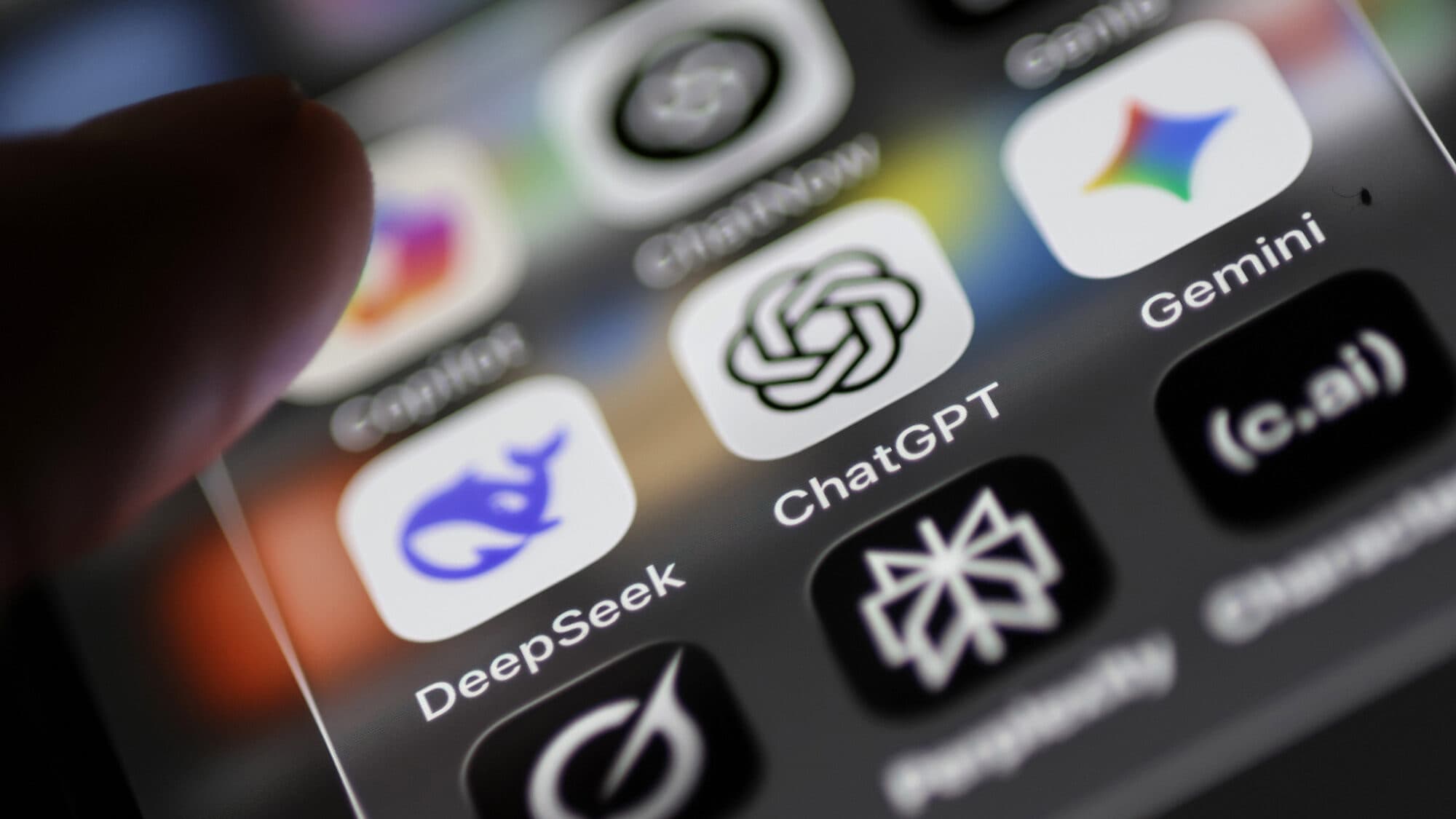 ChatGPT, Claude, Gemini and Grok omit news sources in 92% of cases