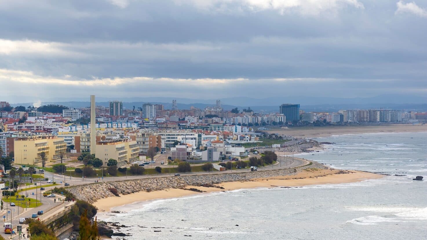 Cargo ship adrift off the sandbar at Figueira da Foz risks sinking