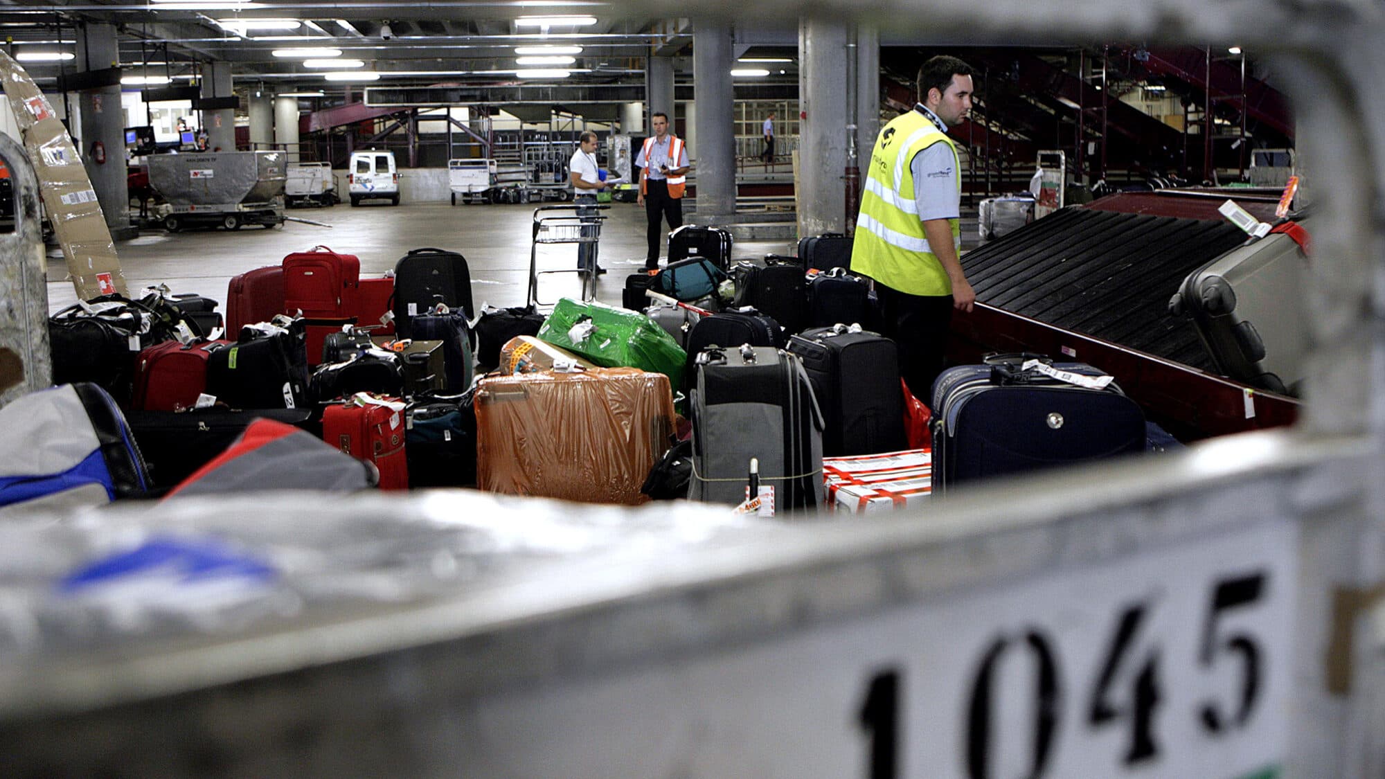 Eurodeputados exigem direito a mala de cabine e aumento de indemnizações por atrasos