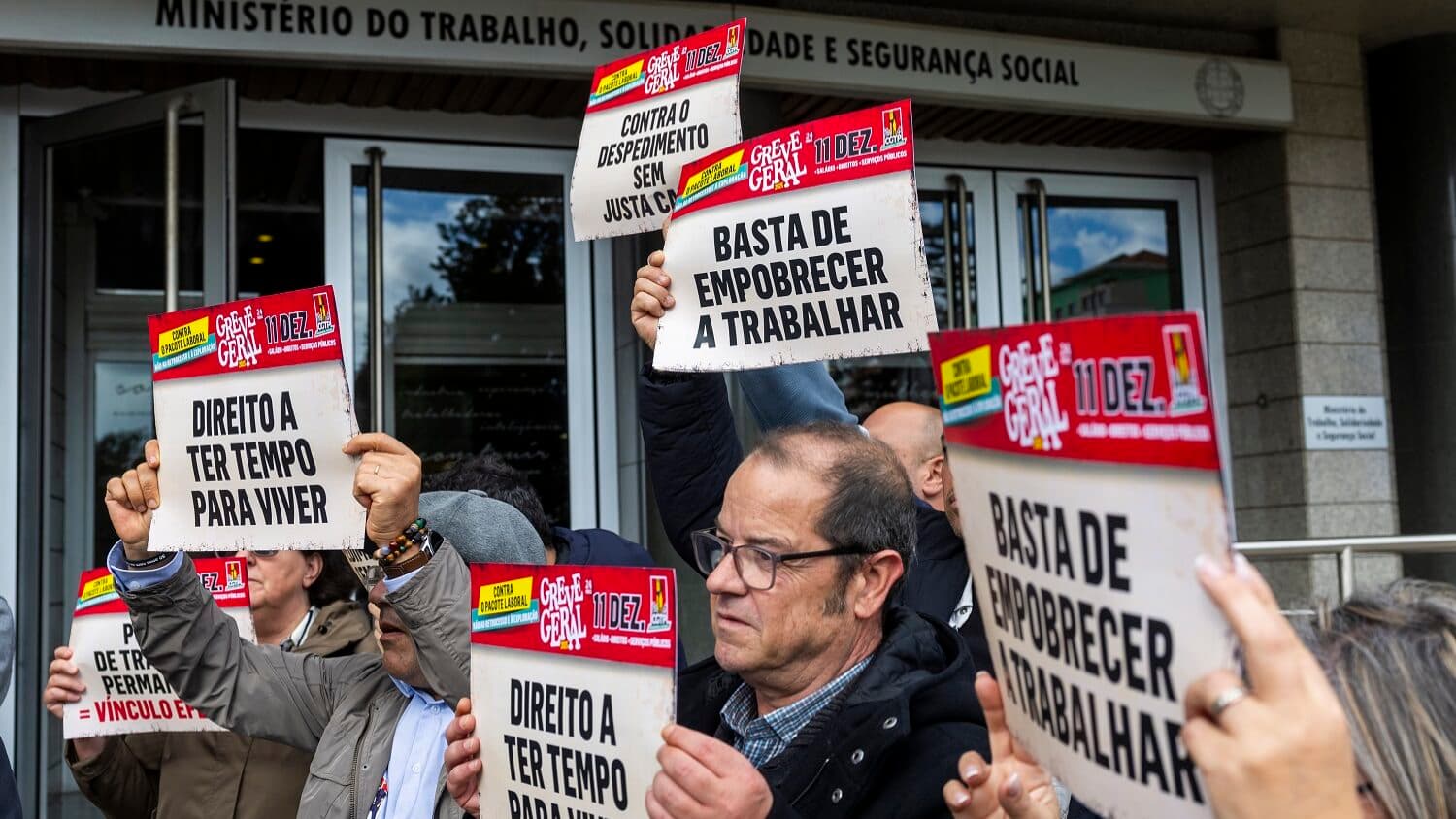 Today there is a general strike against the revision of the labour law. Follow it here