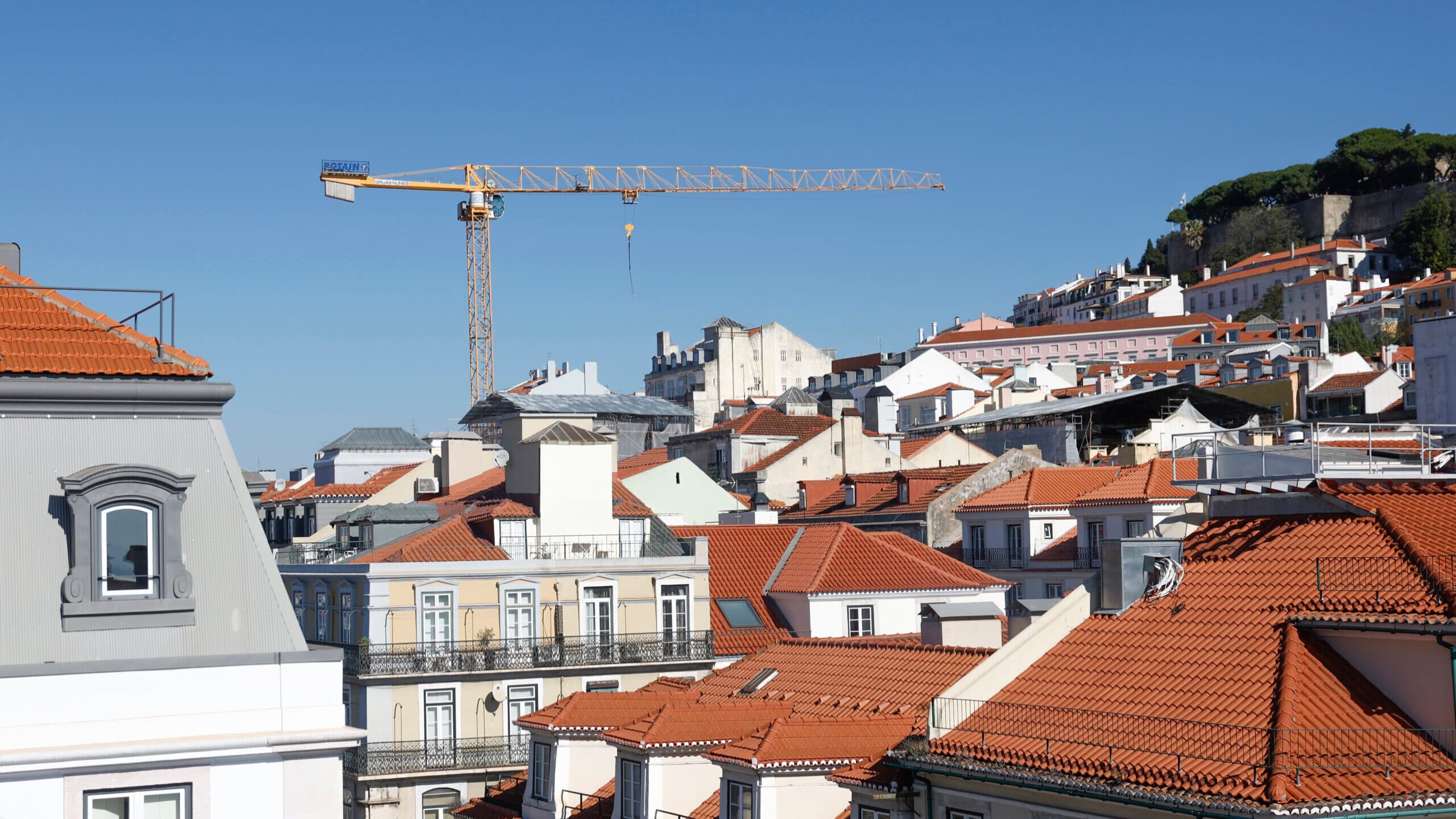 Government housing plan expected to pass with Chega abstaining. Find out what changes