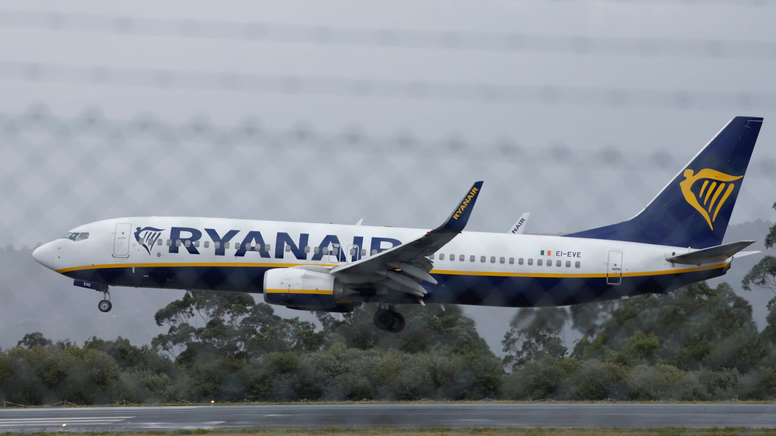 Ryanair ends seat fees for parents with minors