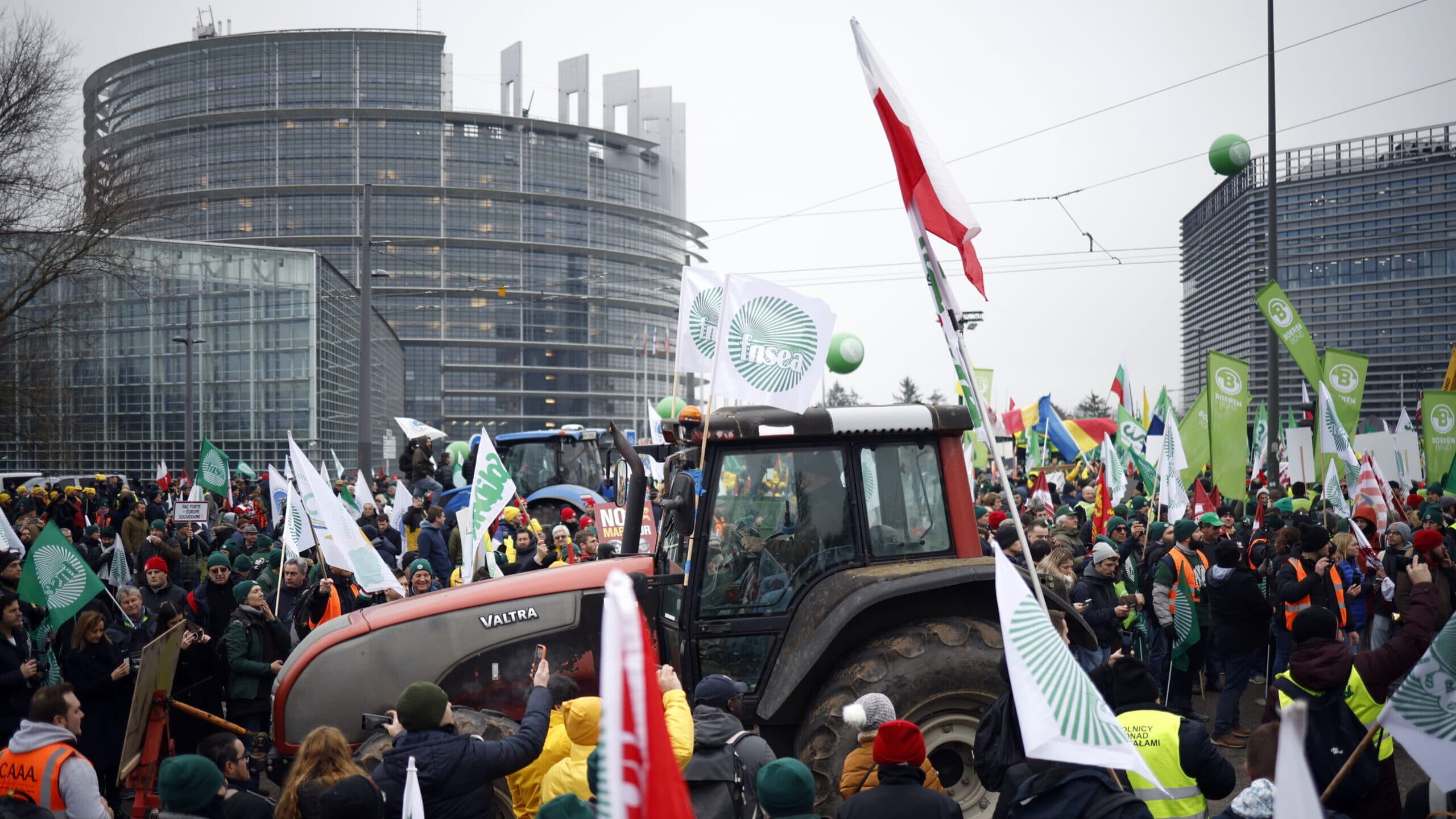 Hundreds of farmers protest against EU–Mercosur agreement at the European Parliament