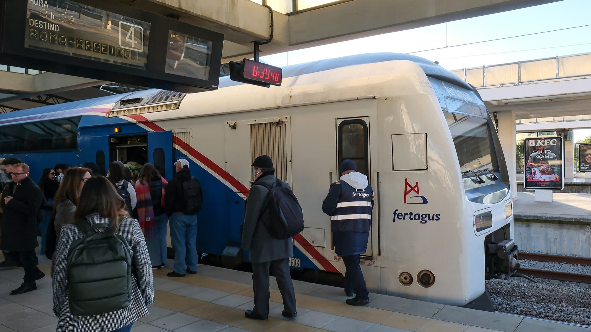 Mayor of Seixal says the way passengers travel on Fertagus is 'inhumane'